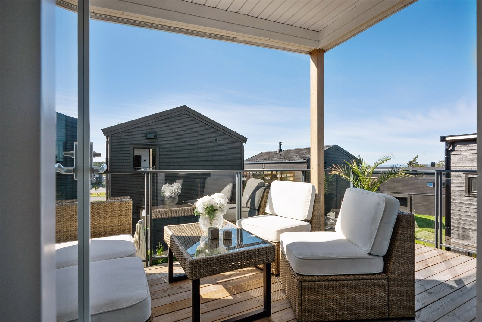 Fra stuen er det utgang til en sydvestvendt, overbygget veranda på 12 kvm. Galleribilde