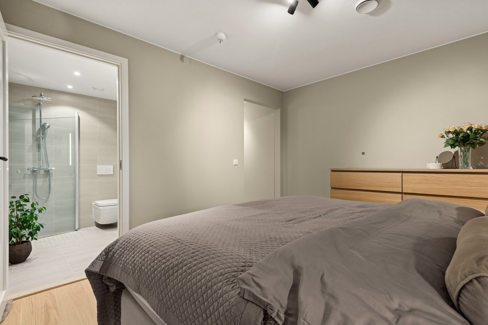 Hovedsoverommet er utformet som en suite, med tilgang til eget bad og omkledningsrom. Galleribilde