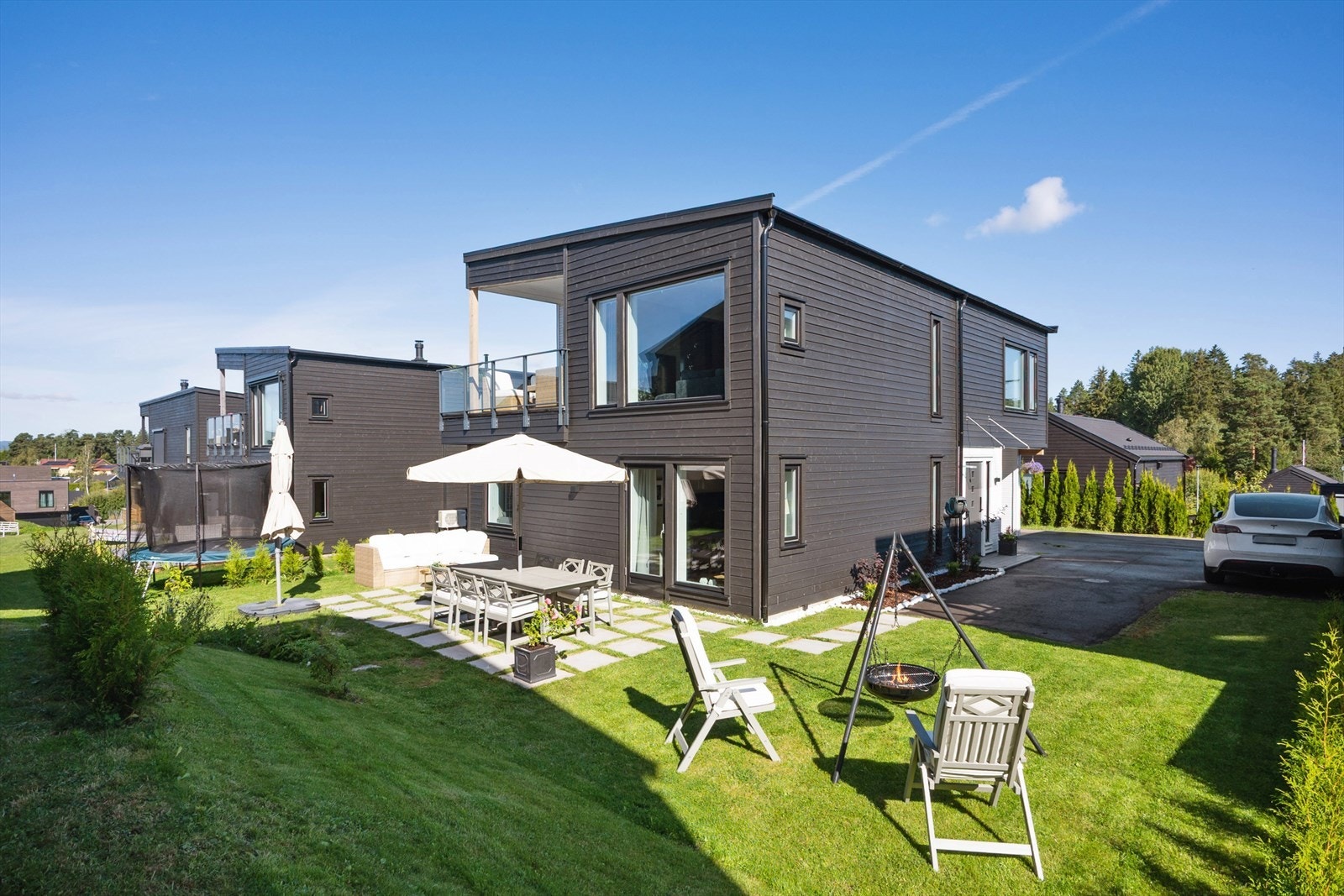 Uteområdene er solrike og innbydende, med en sydvestvendt terrasse på ca. 12 m² og en hellelagt uteplass med tilgang til en flott hage. Galleribilde