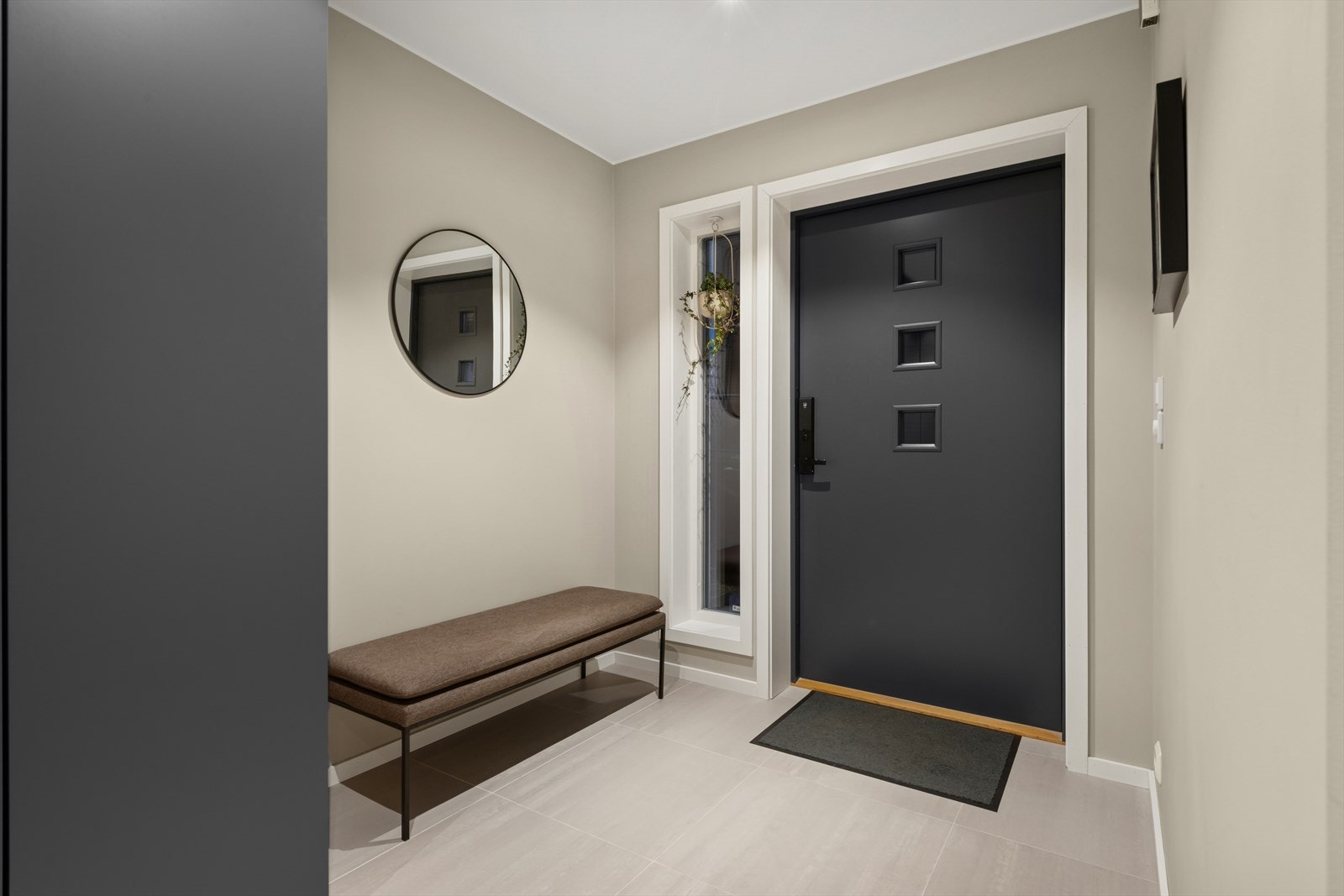 Flislagt gulv i entréen gir et godt førsteinntrykk, og slitesterkt underlag. Galleribilde