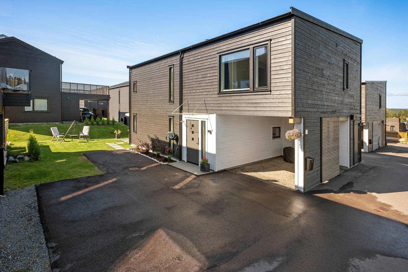 Carporten har el-billader og gir praktisk parkering rett ved inngangspartiet. Galleribilde