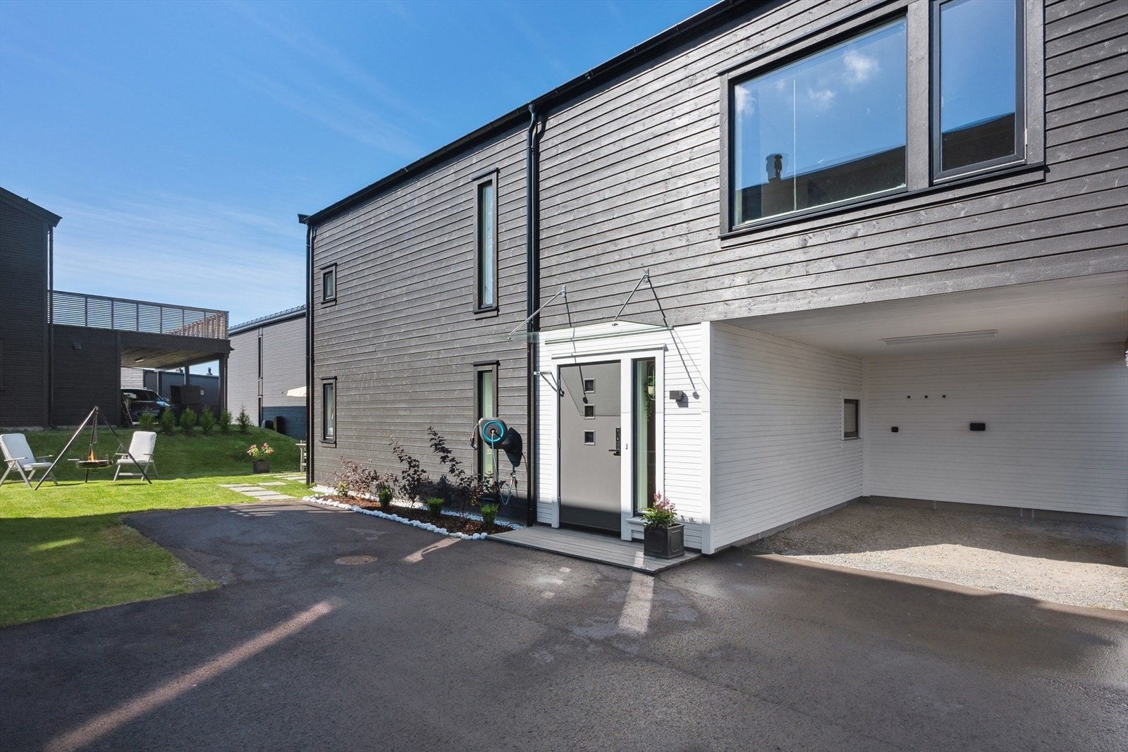 Inngangspartiet er overbygd og gir beskyttelse mot vær og vind. Galleribilde