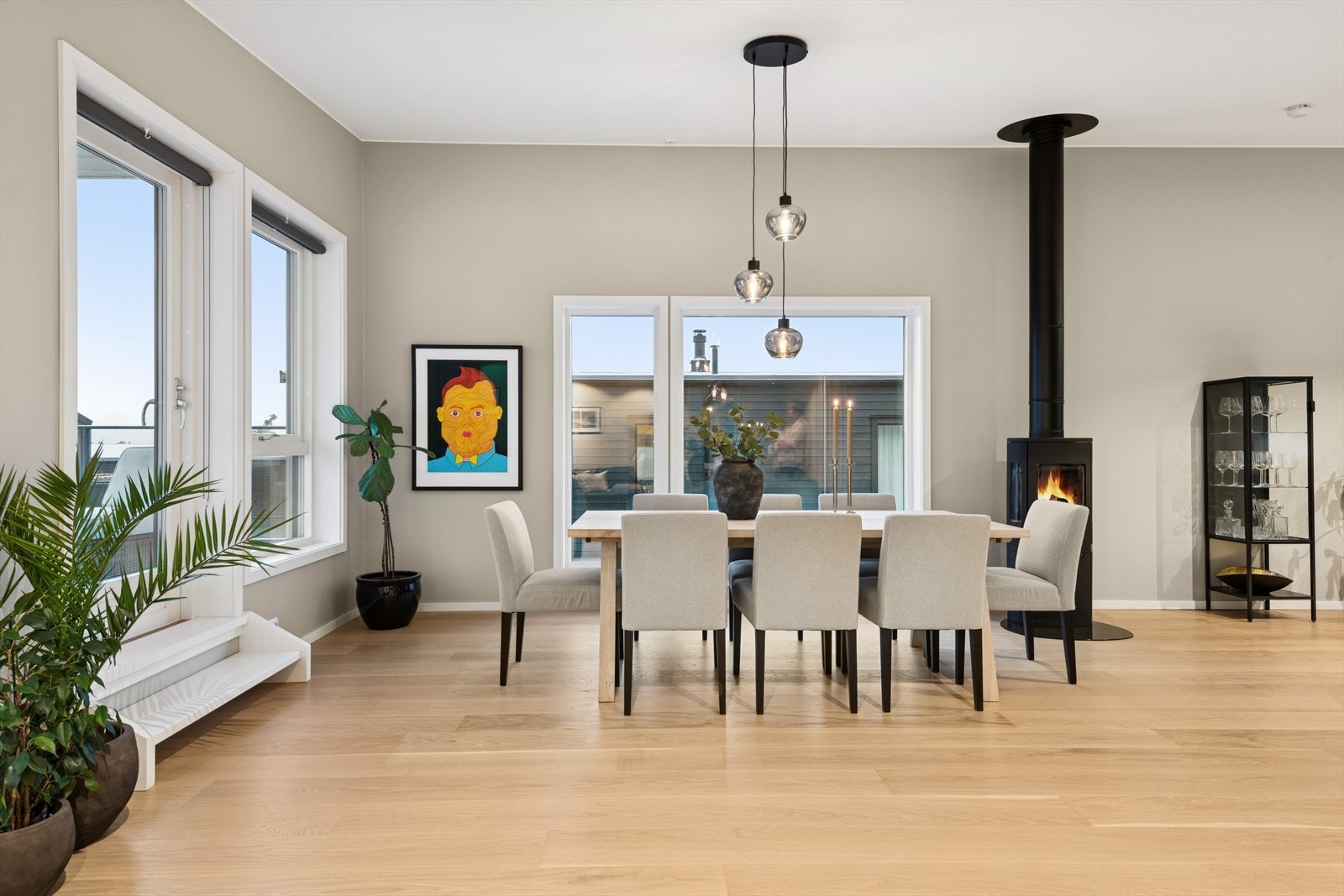 Spisegruppen kan med fordel plasseres i den naturlige sonen mellom kjøkkenet og stuen, noe som skaper en god flyt og et sosialt samlingspunkt i boligen. Galleribilde