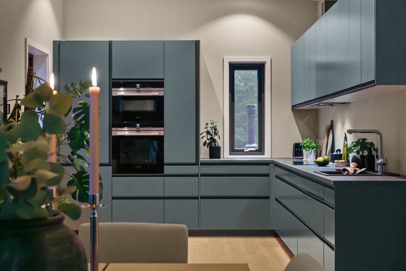 Hvitevarer som stekeovn, koketopp, kombiovn, oppvaskmaskin og kjøleskap med frys er integrert i innredningen. Galleribilde