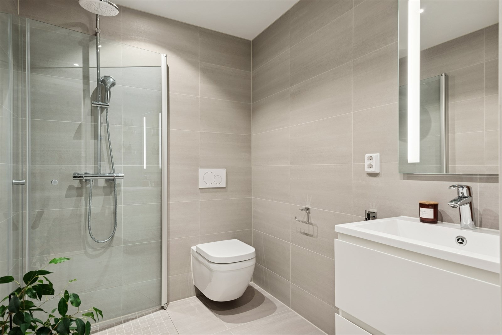 Badet i andre etasje har flislagt gulv og gulvvarme, malte vegger og malt tak. Galleribilde