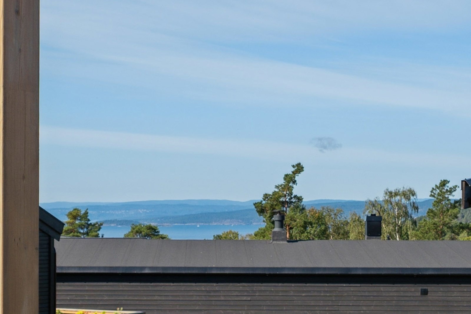 Flott utsikt mot sjøen gir en naturskjønn ramme rundt boligen. Galleribilde
