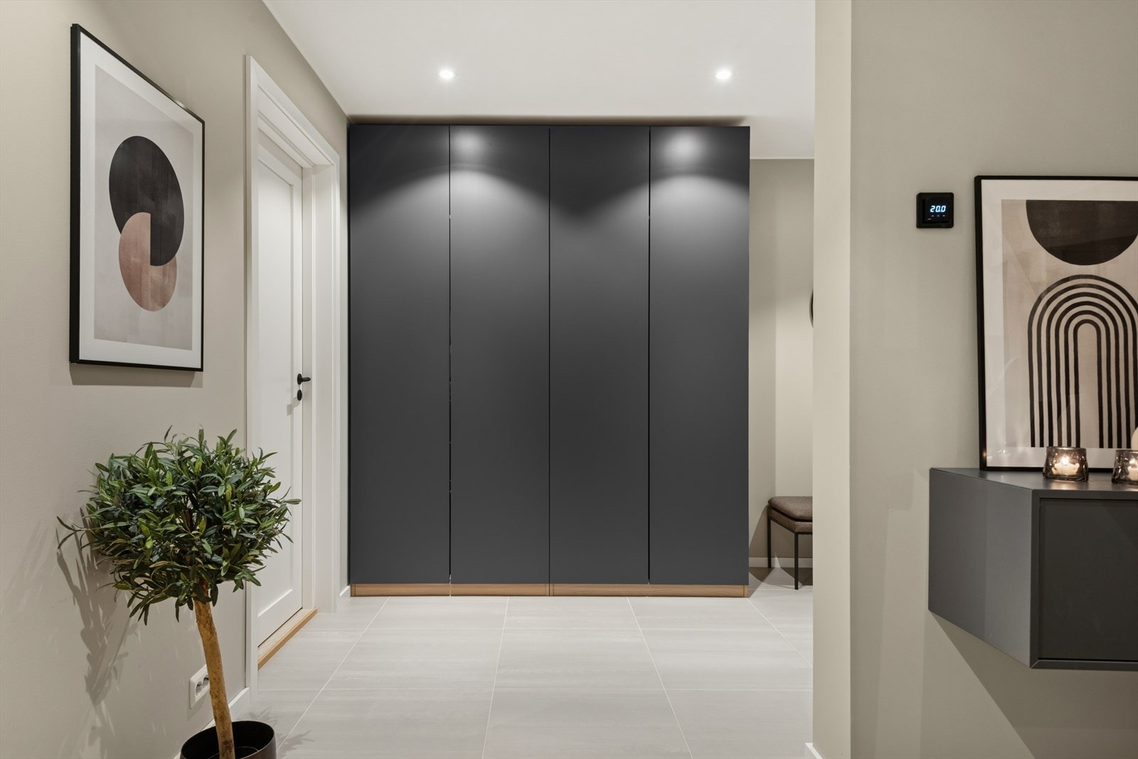 Garderobeskapet gir god plass til oppbevaring av yttertøy og sko. Galleribilde