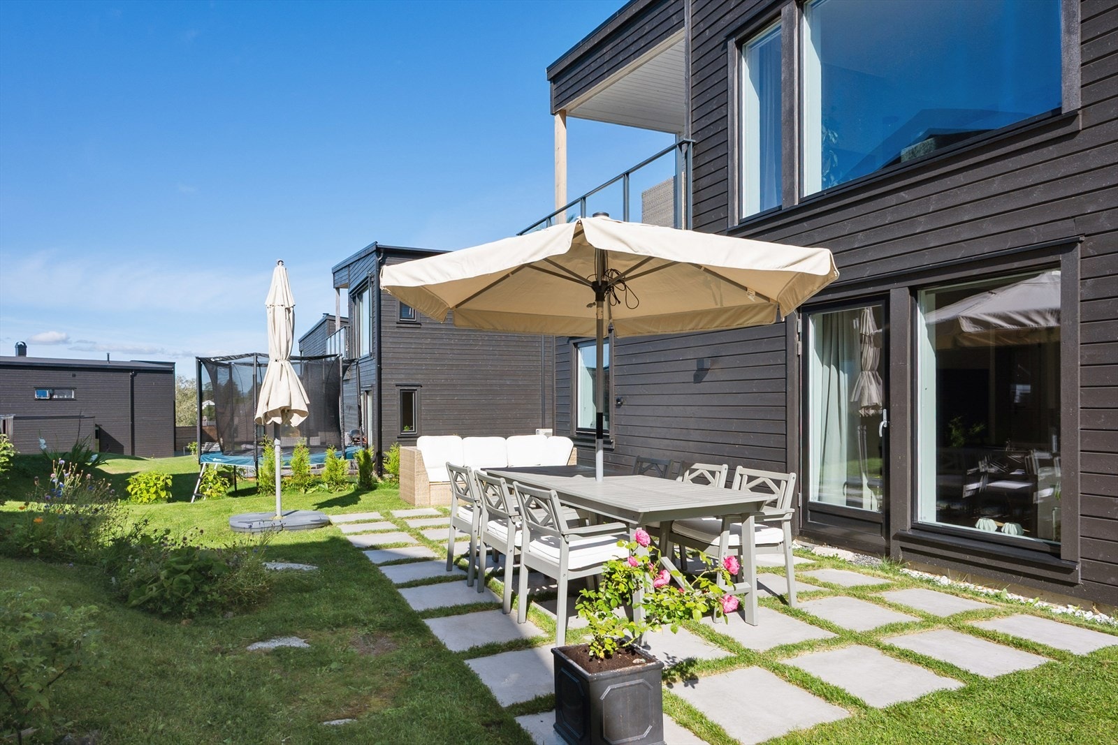 Flott, hellelagt uteplass med direkte adkomst fra det ene soverommet. Galleribilde