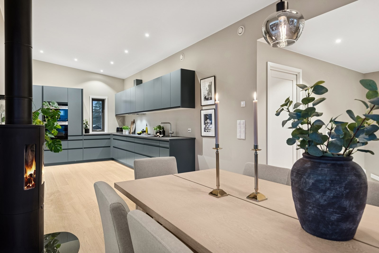 Peisovn i stuen gir ekstra varme, samt at det er behagelig gulvvarme på stuen og kjøkkenet. Galleribilde