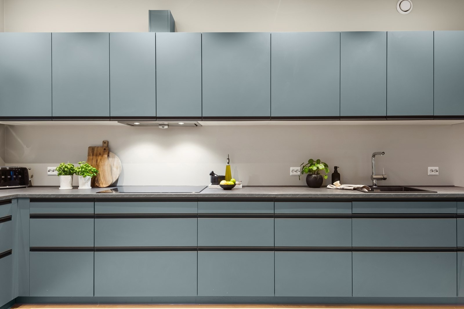 Smakfullt og stort kjøkken med rikelig lagringsplass i både skap og skuffer, samt godt med benkeplass. Galleribilde