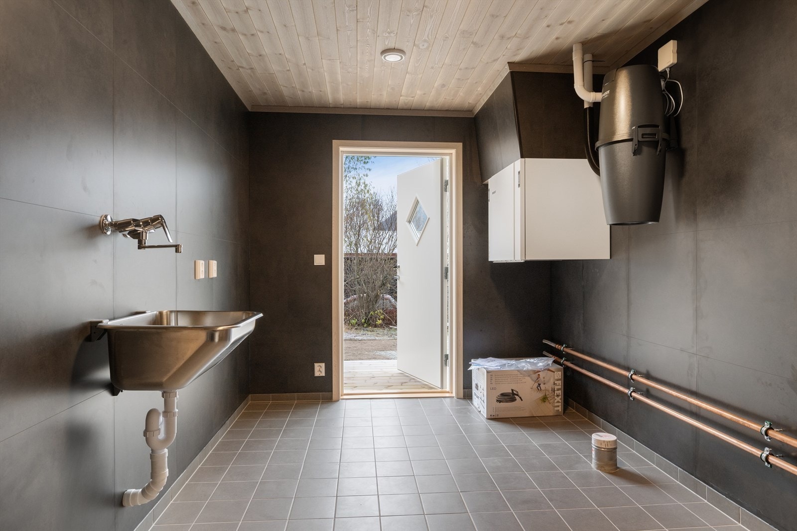 Rommet er praktisk og funksjonelt med både innvendig og utvendig adkomst. Galleribilde