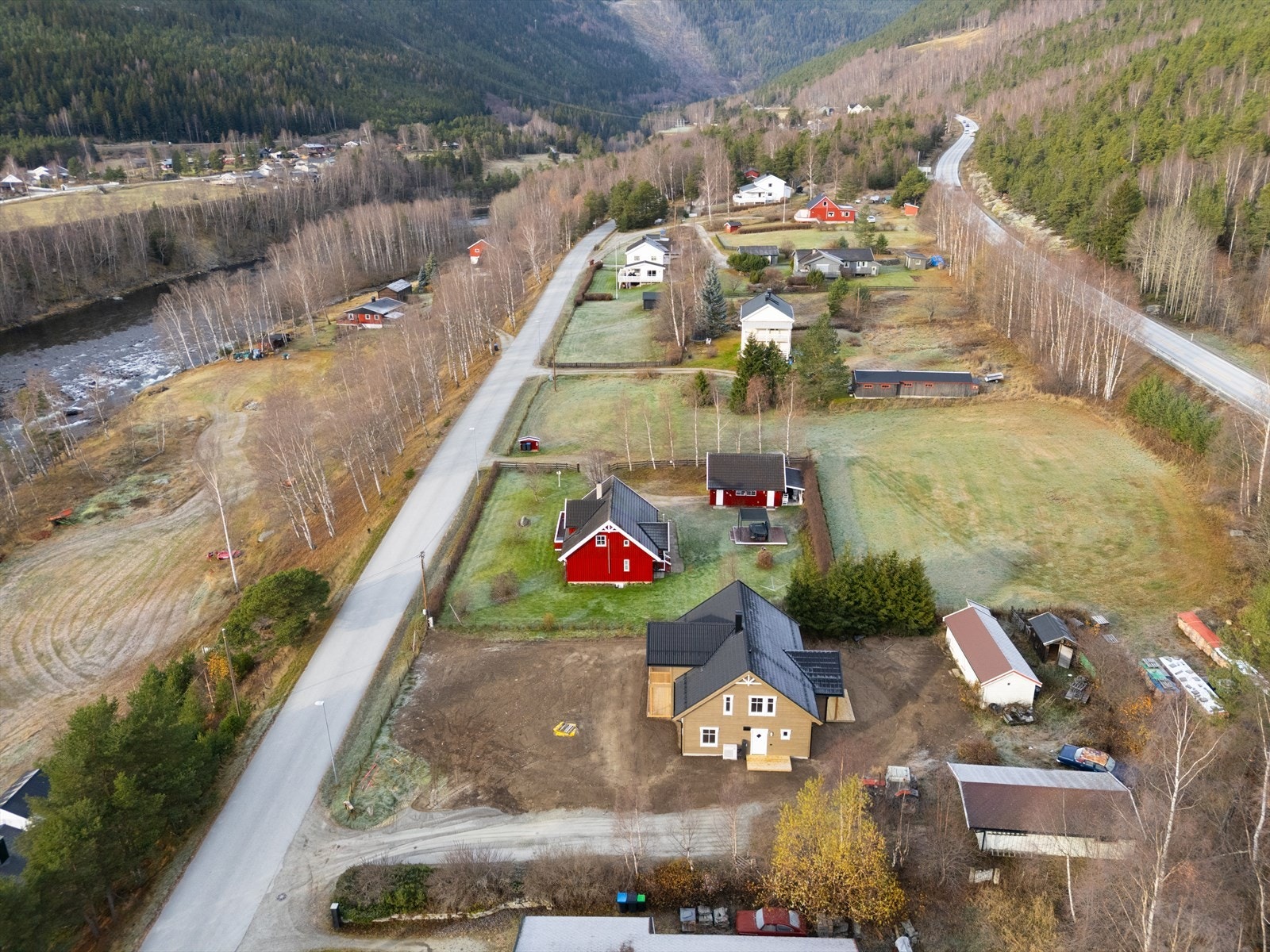 Området preges av spredt boligbebyggelse samt enkelte landbrukseiendommer. Galleribilde