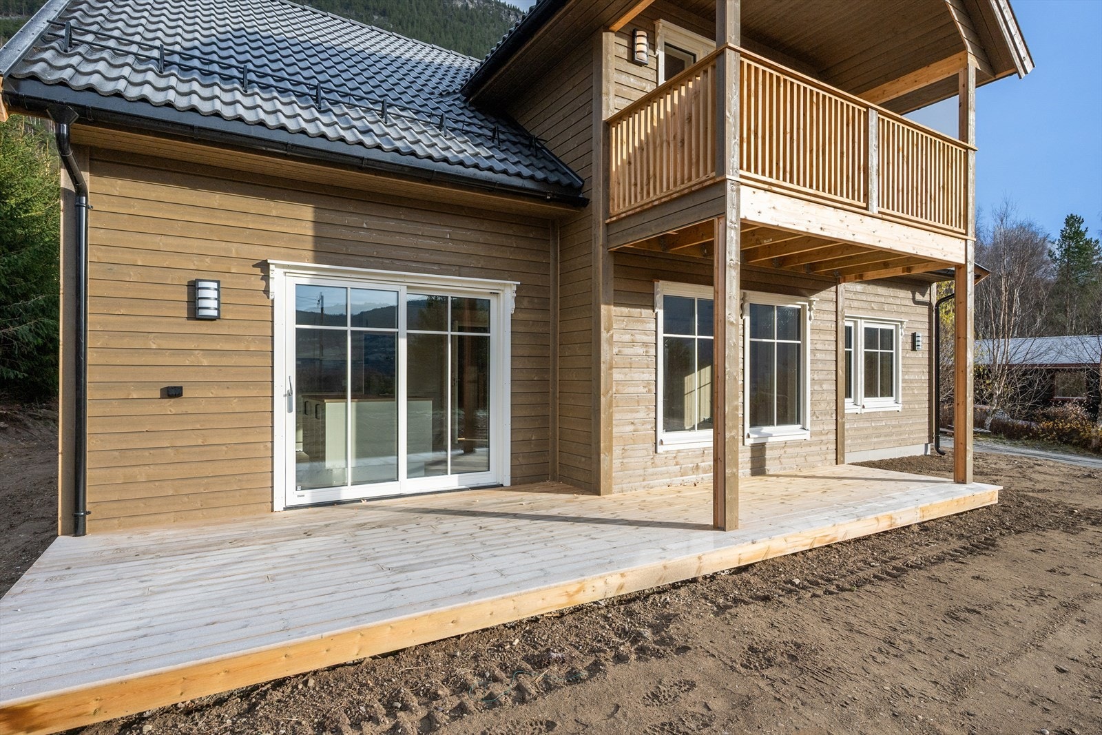 Terrassen har 28x120 impregnerte terrassebord. Galleribilde