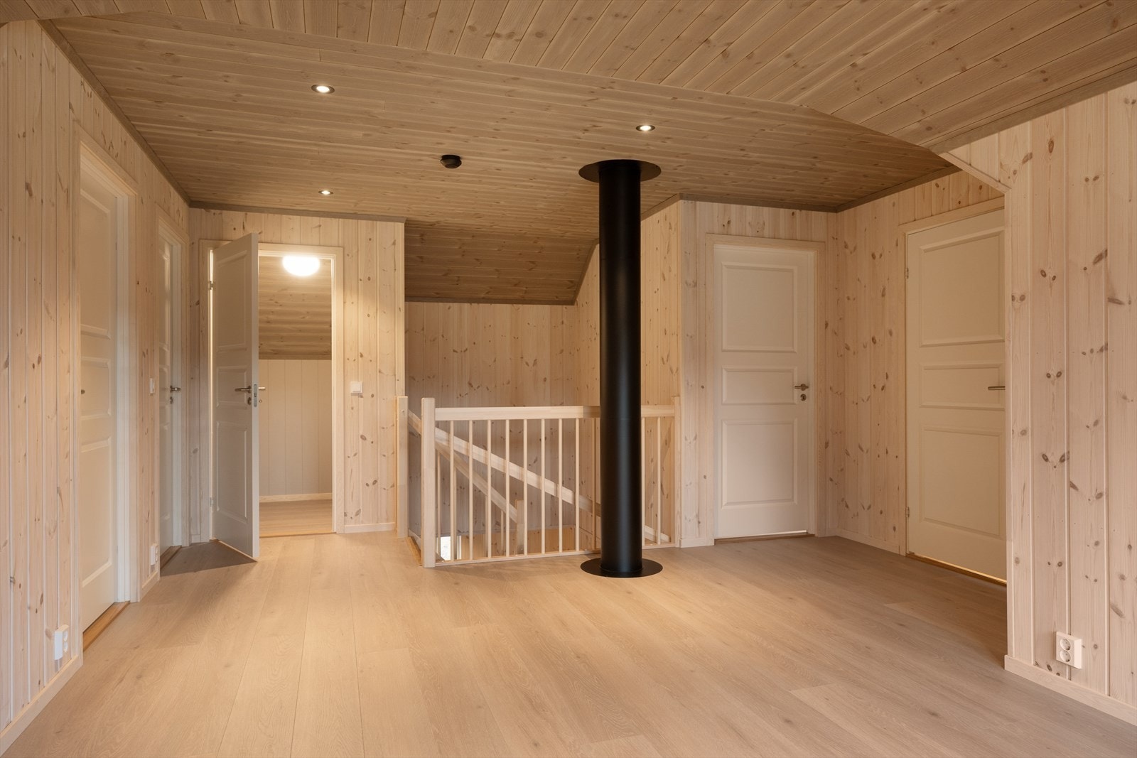 I tillegg inneholder 2. etasje tre soverom og bad. Galleribilde