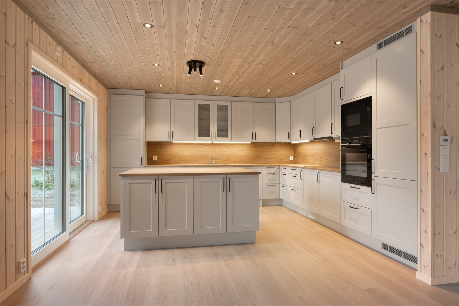 Med åpen stue- og kjøkkenløsning fremstår rommet lyst og luftig. Galleribilde