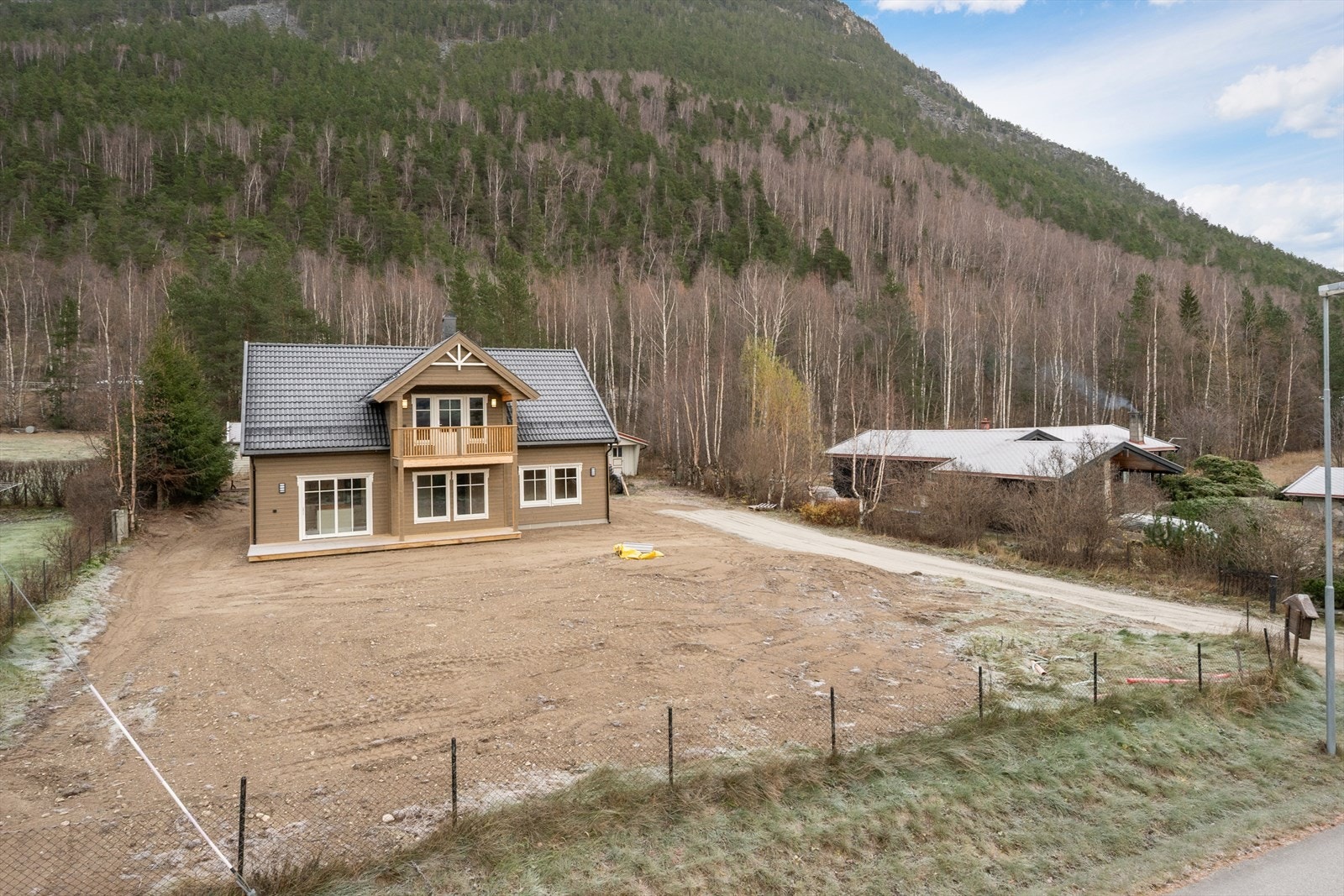 Deler av tomten er gjerdet inn. Galleribilde