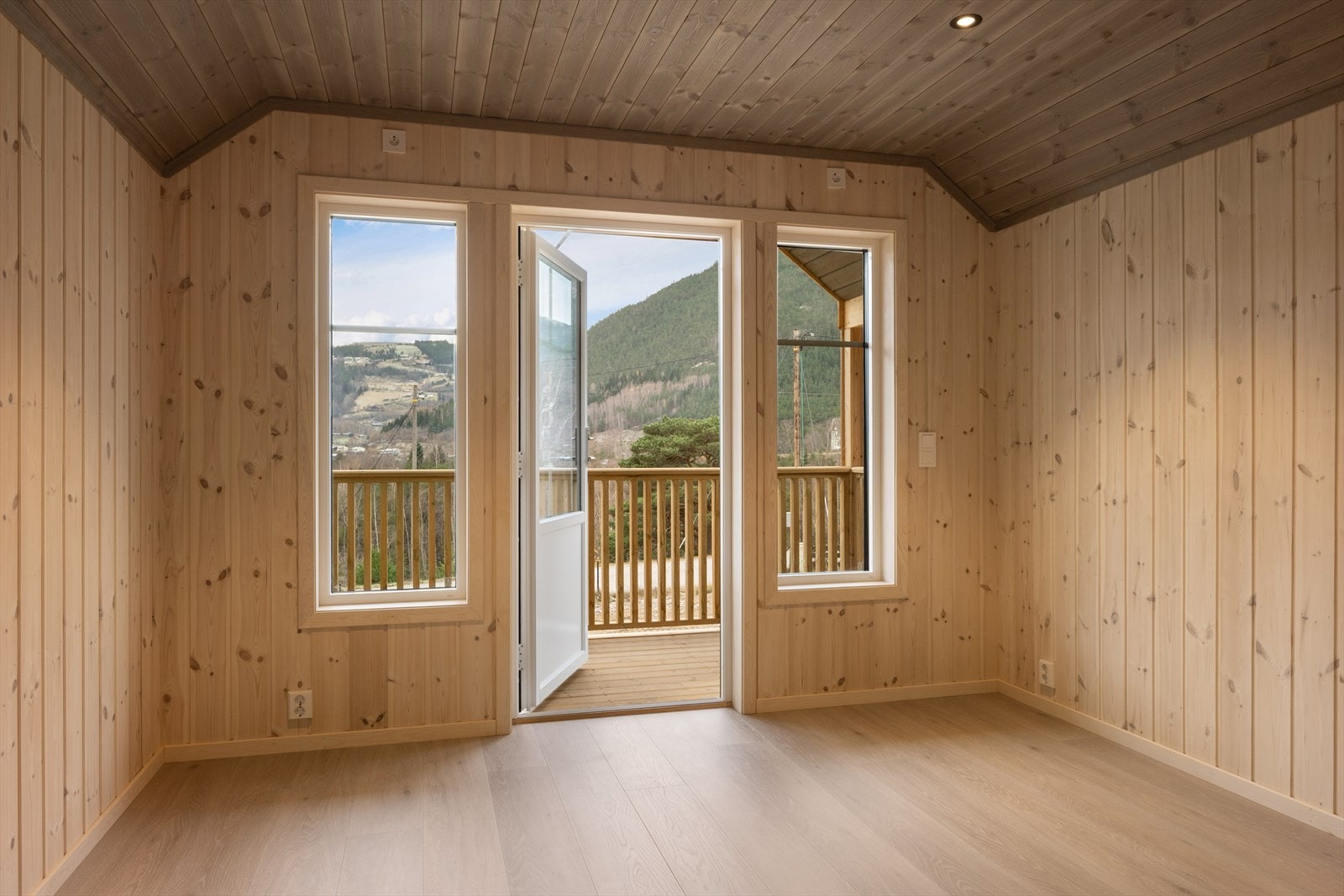 Døren ut til balkongen åpner opp rommet og gir økt romfølelse. Galleribilde