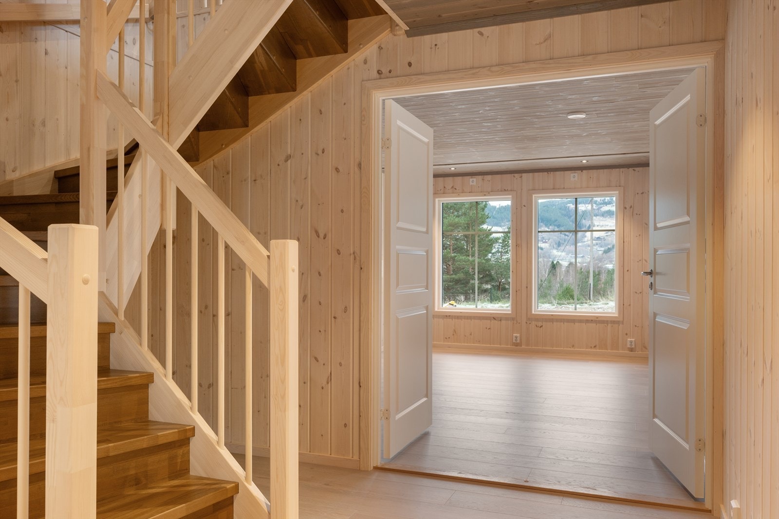 Panelvegger skaper en lun atmosfære og gir boligen et varmt preg. Galleribilde