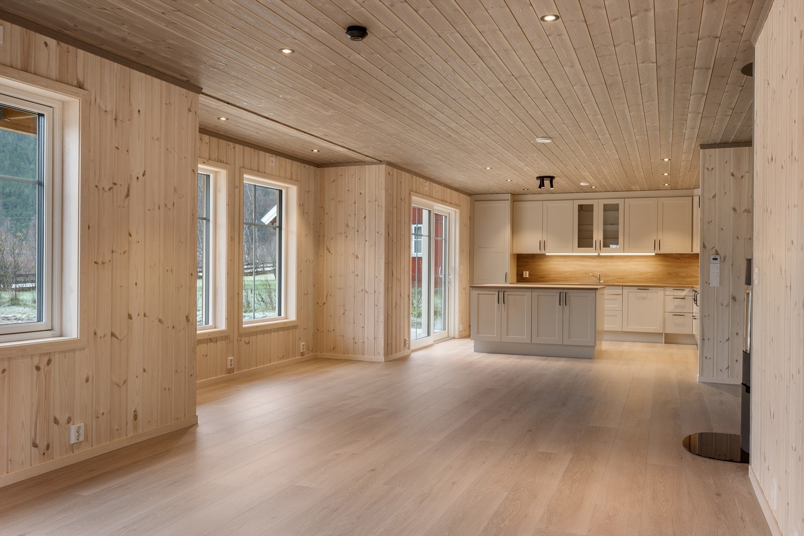 Vinduene gir godt med naturlig lys, og downlights i himling gir behagelig belysning. Galleribilde