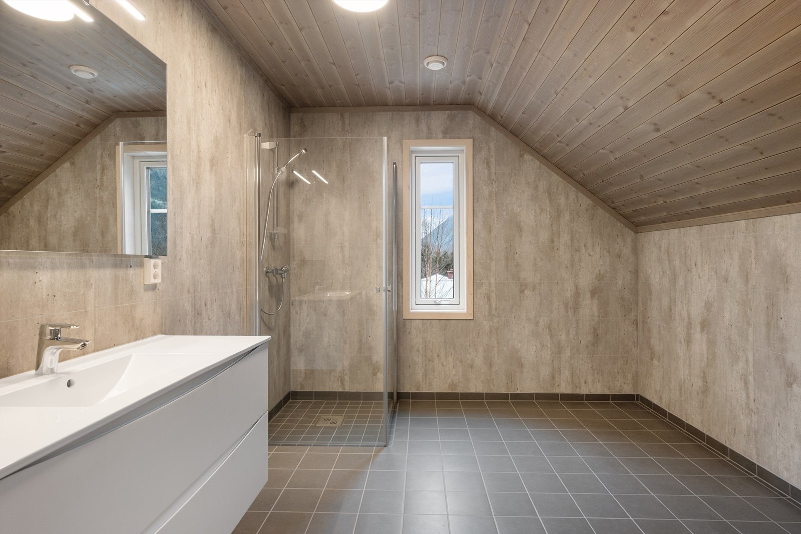 Badet i 2. etasje - begge baderom har samme material- og fargevalg. Galleribilde