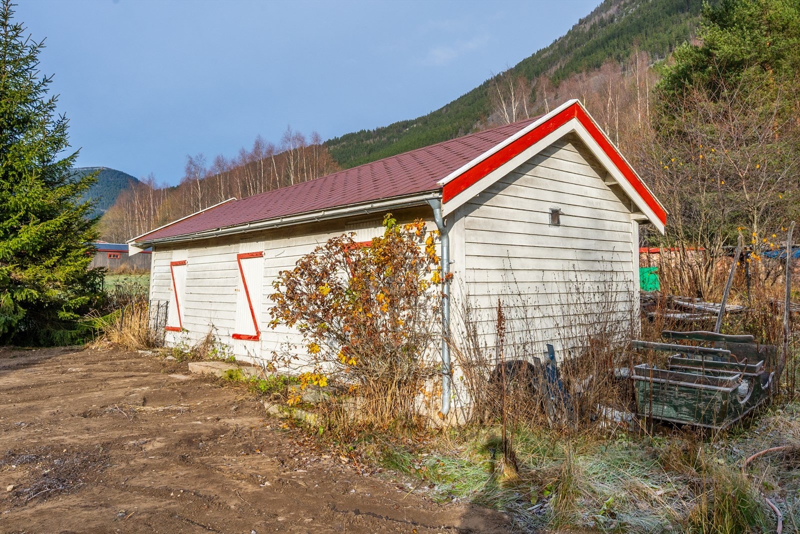 Eiendommen består i tillegg av et eksisterende uthus og garasje. Galleribilde