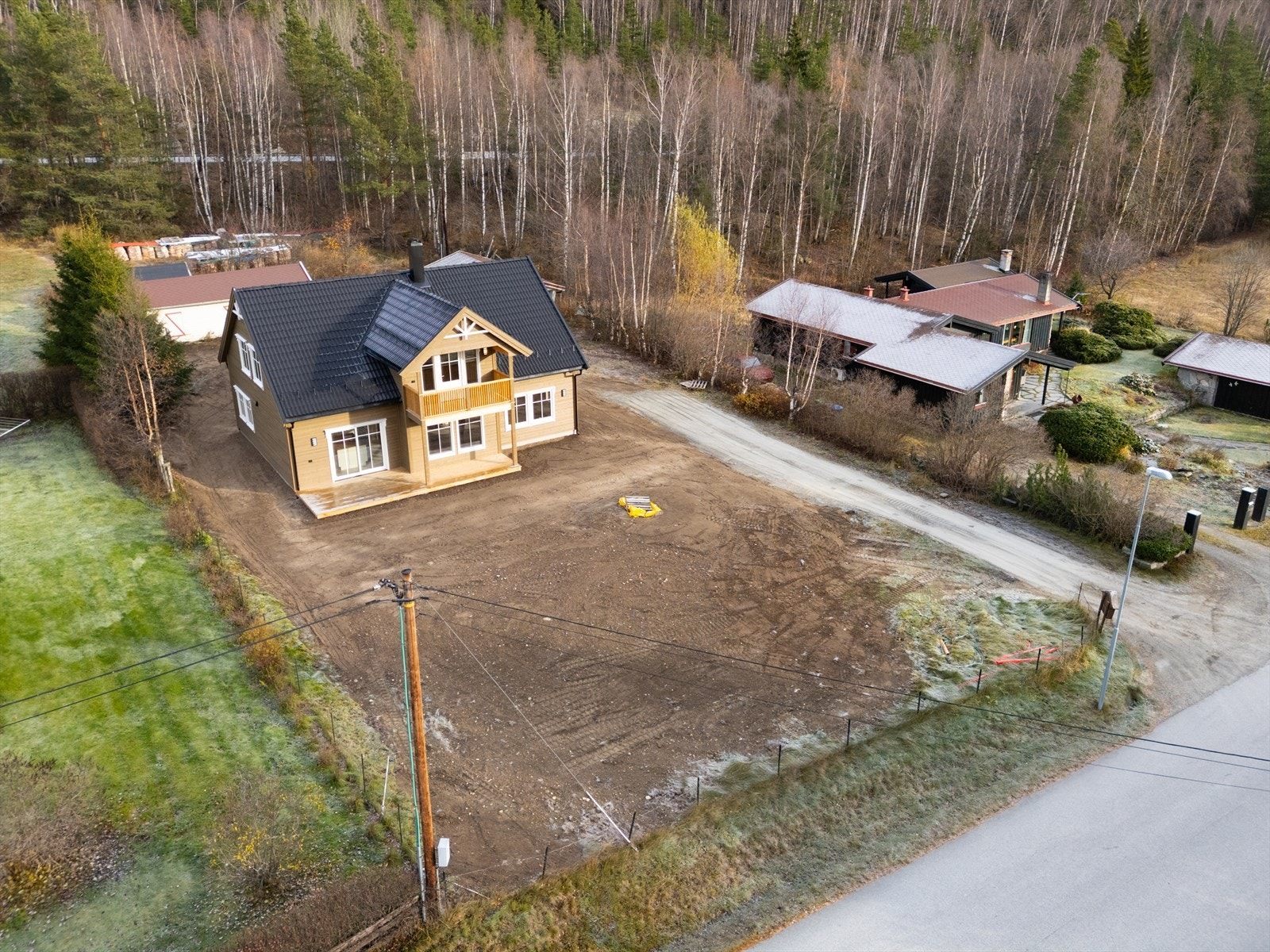 Eiendommen har enkel, gruset adkomst. Galleribilde