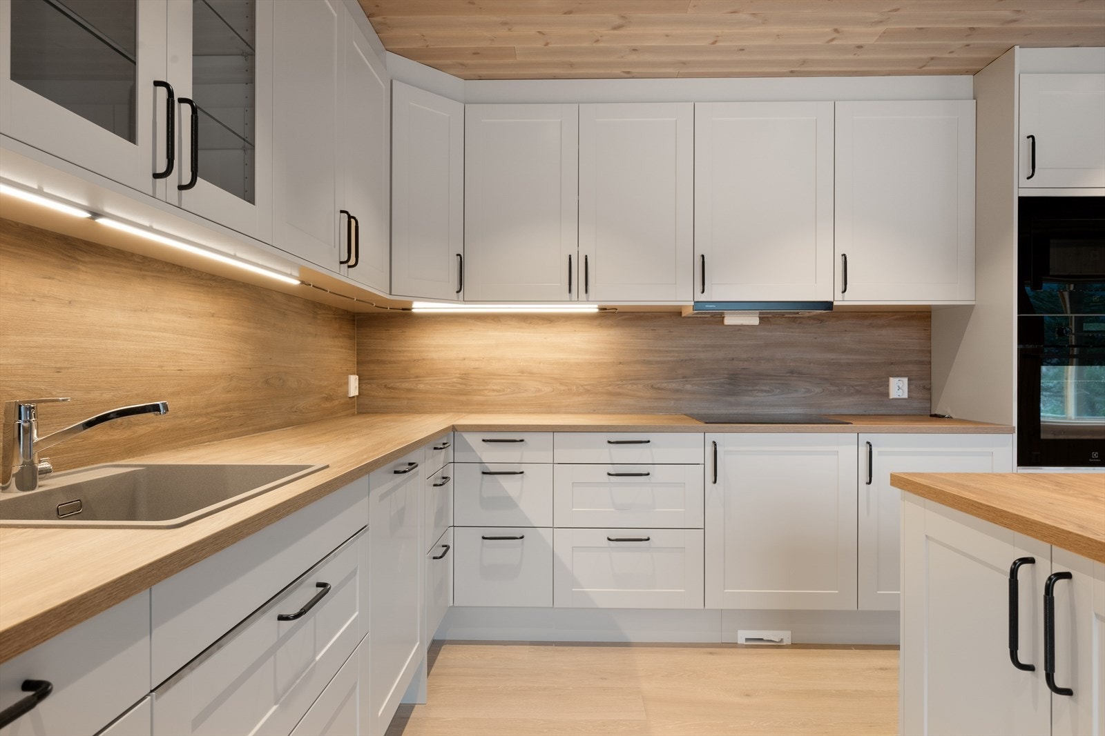 Praktisk innredet kjøkken med god oppbevaringsplass og gode arbeidsflater. Galleribilde