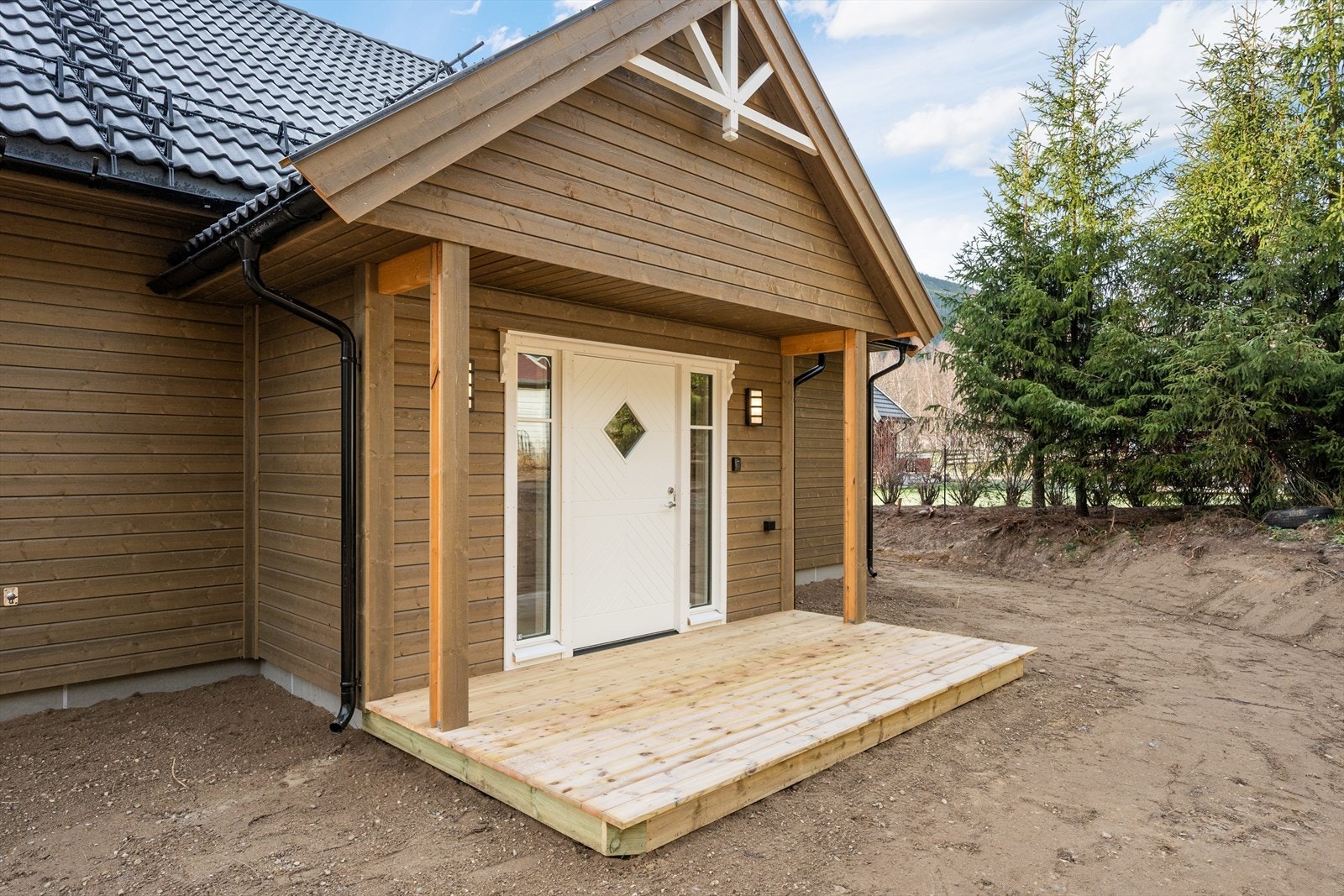 Boligen har et hyggelig, overbygd inngangsparti. Galleribilde