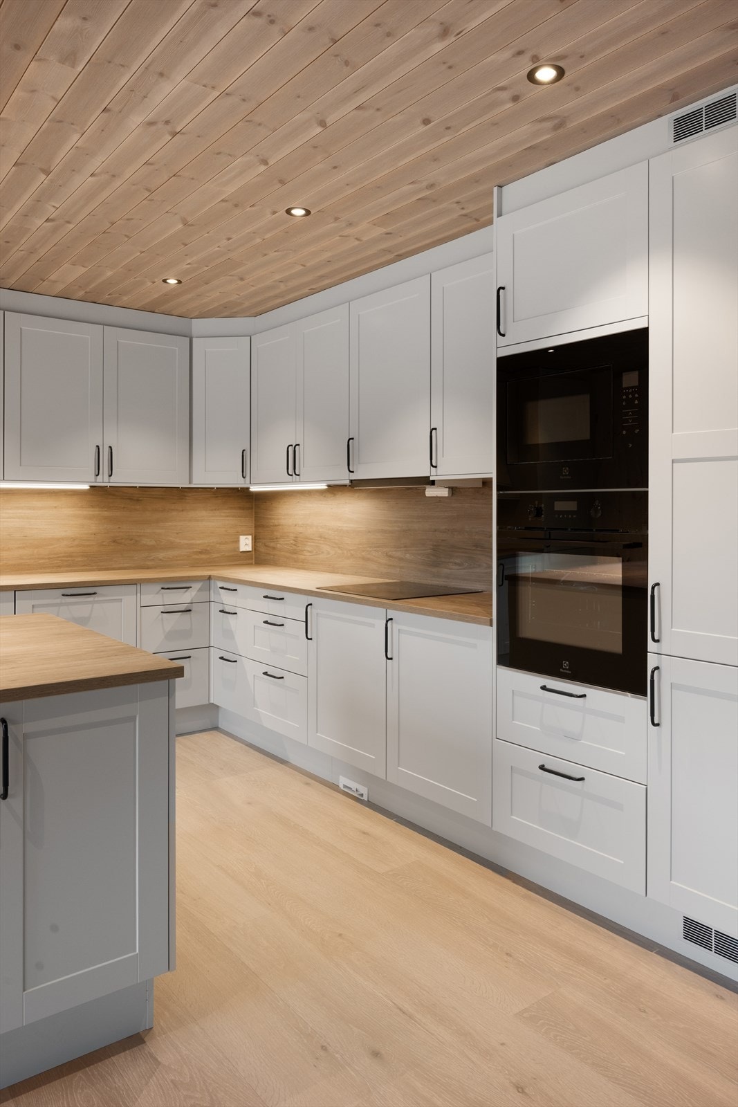 Kjøkkenet er utstyrt med integrerte hvitevarer fra Electrolux. Galleribilde