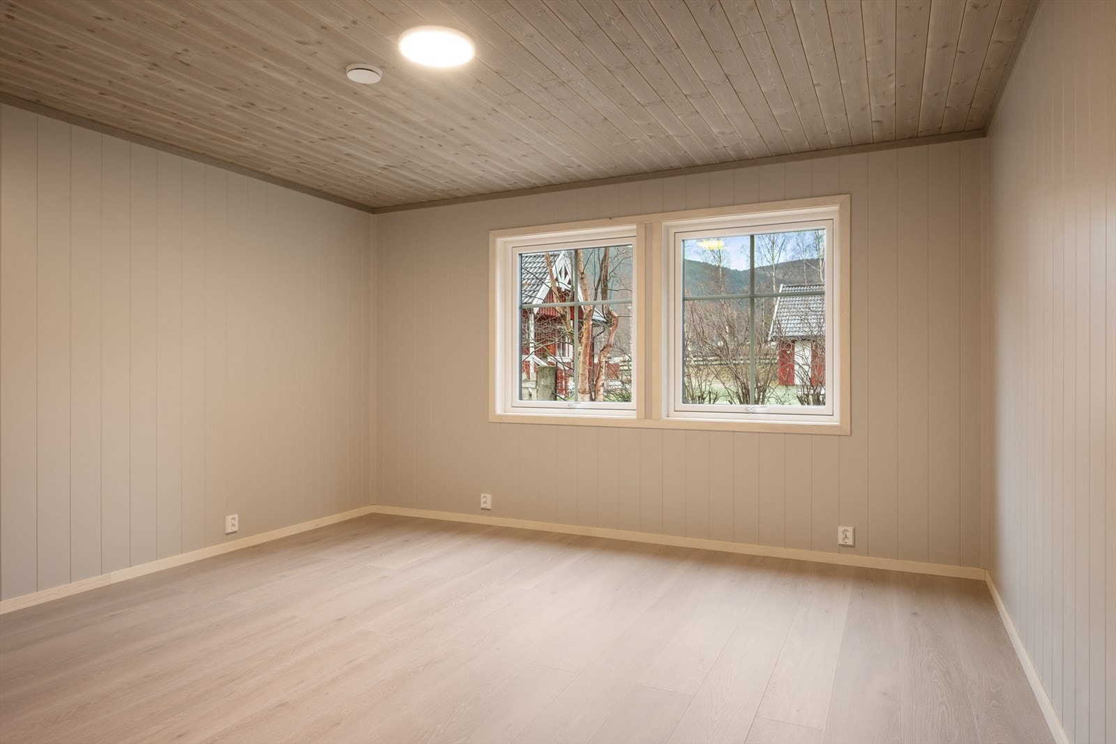 På hovedplanet finner man i tillegg ett av fire soverom, bad og vaskerom - soverommene er holdt i tidsriktig farge. Galleribilde