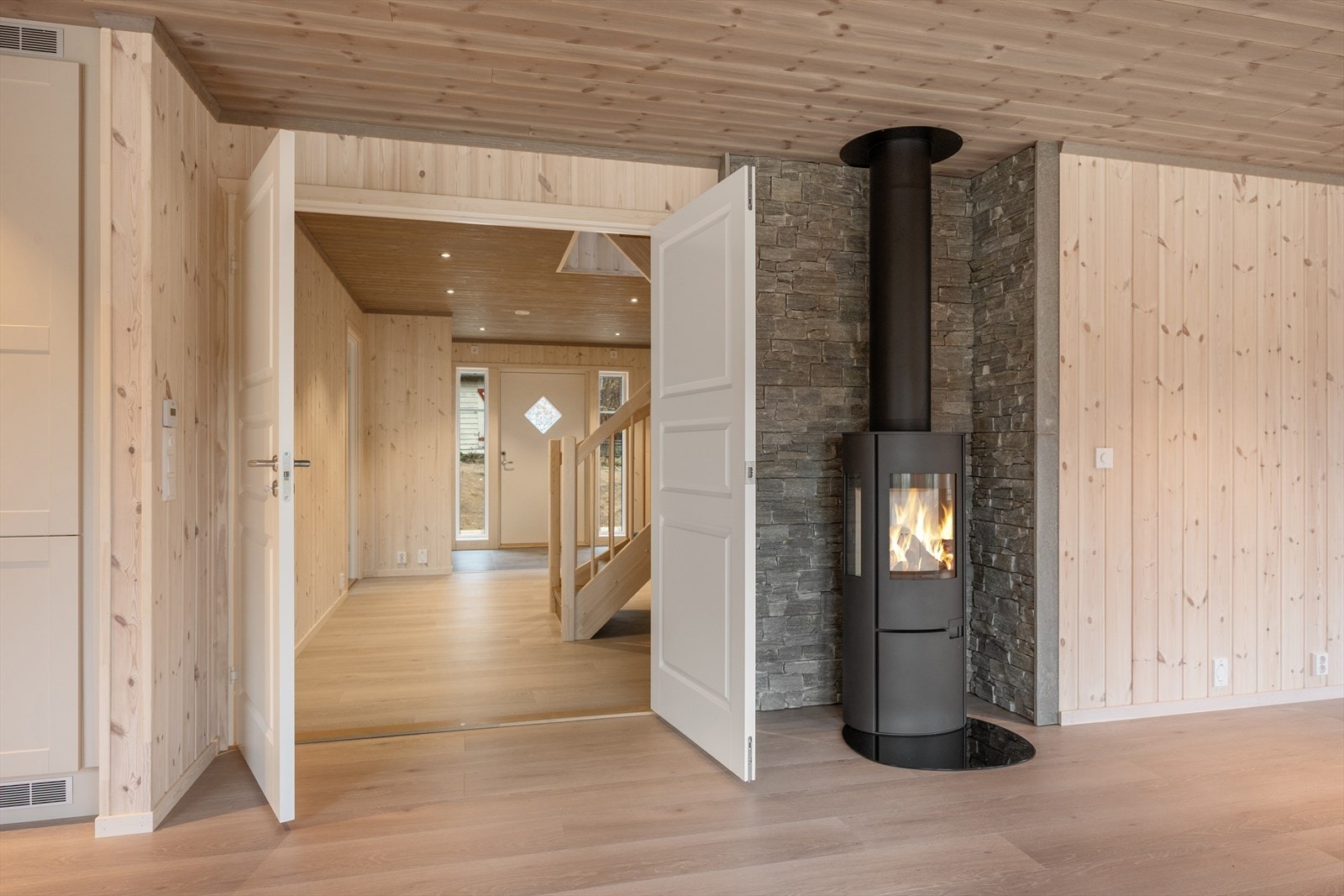 Fra entré/hall er det dobbeldør inn til stue og kjøkken. Galleribilde