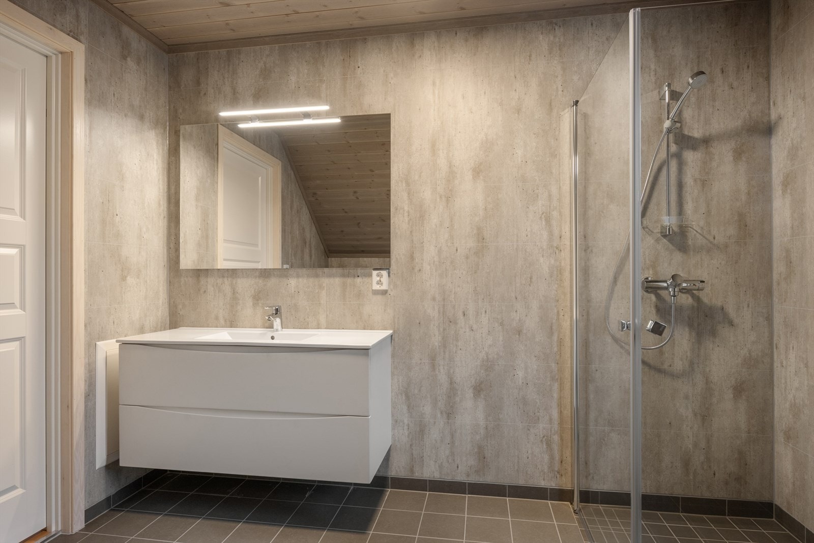 Interiøret er moderne og funksjonelt med skuffeinnredning, speil, innfellbare dusjvegger og vegghengt wc. Galleribilde