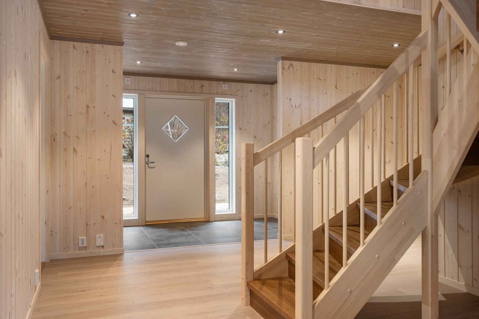 Du ønskes velkommen inn av en lun og romslig entré og hall. Galleribilde