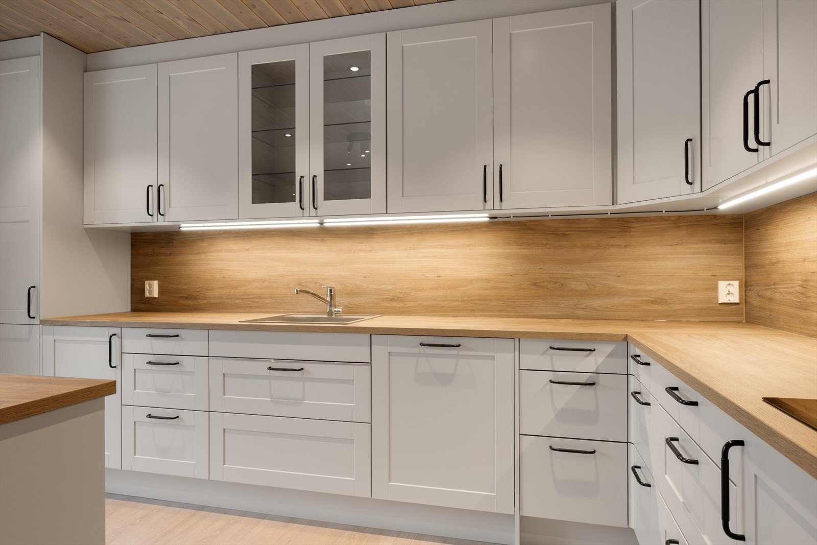 Innredningen heter Scala og er fra Sigdal. Det er laminat benk- og veggplate, og nedfelt komposittkum i fargen Stone Grey. Galleribilde