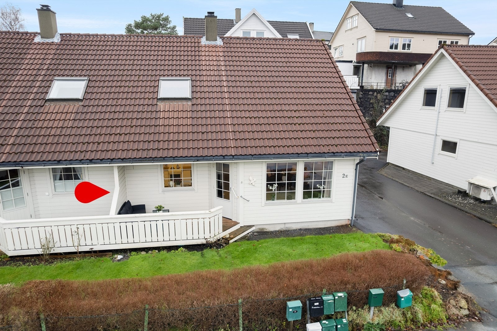 Utgang til terrasse og hage fra stue. Galleribilde