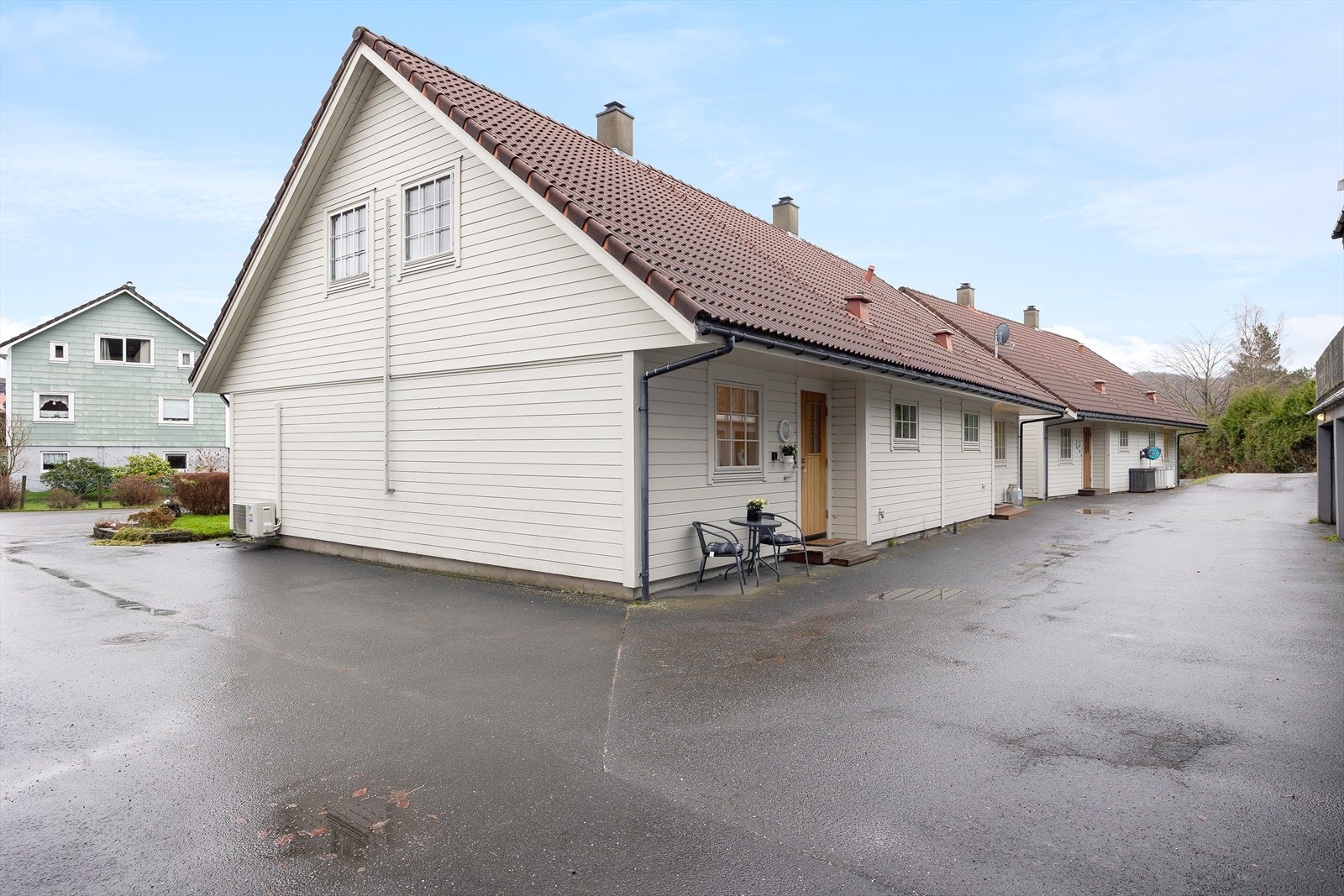 Felles asfaltert gårdsrom. Galleribilde