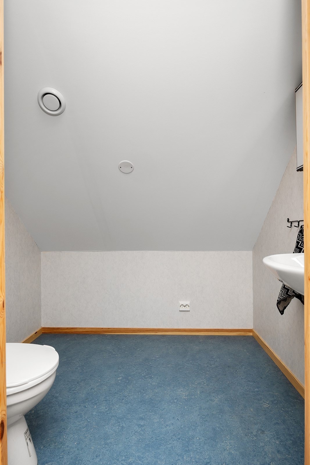 Andre etasje har et separat toalettrom med servant og veggskap, noe som forenkler hverdagen ved behov for flere sanitærrom. Galleribilde