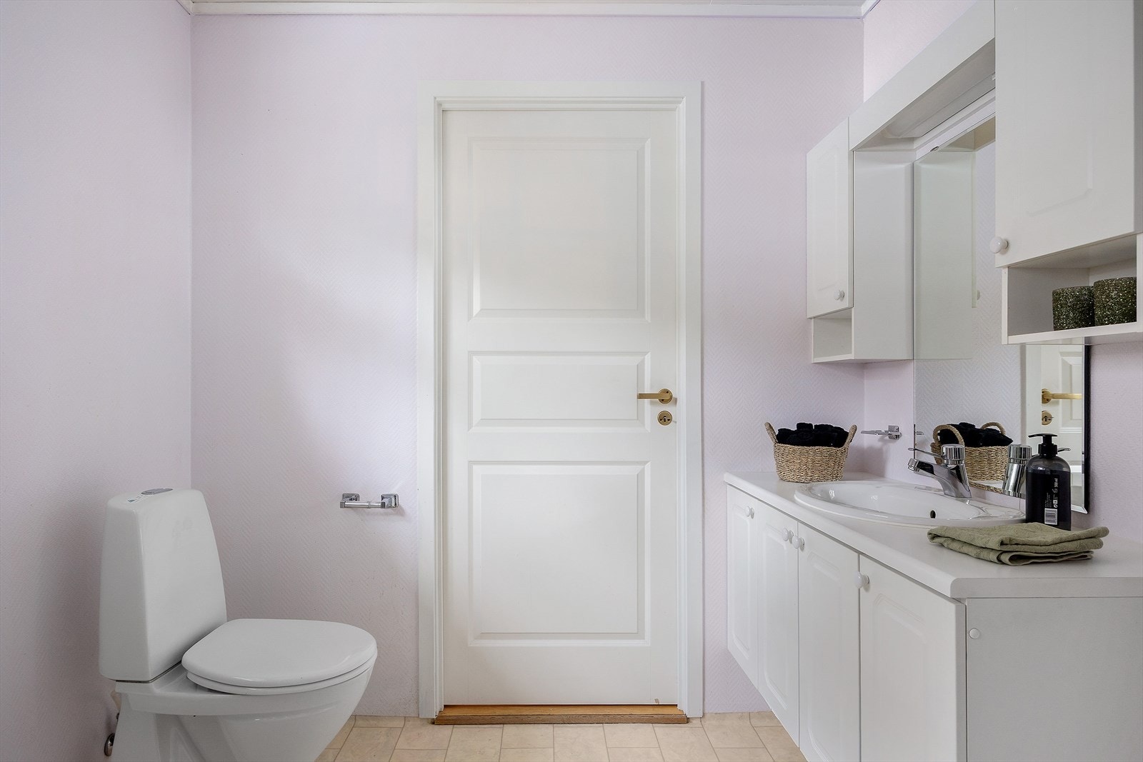 Romslig bad/vaskerom. Galleribilde