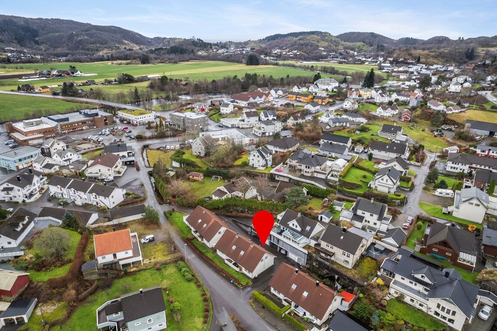 Boligen ligger kun et steinkast unna dagligvarebutikker, spisesteder og ulike servicetilbud, noe som gjør hverdagen enkel og effektiv. Skole og idrettsanlegg ligger også i nærheten. Galleribilde