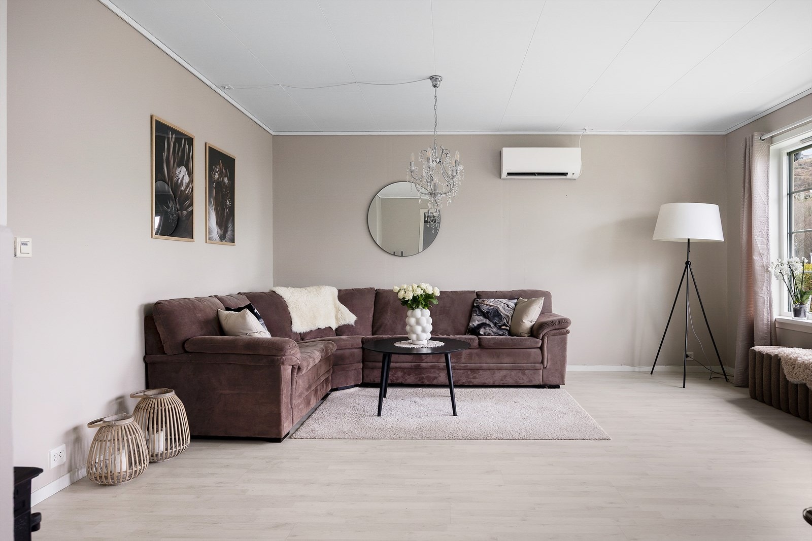 Her er det plass til både spisebord og sofagruppe, og vedovnen kombinert med varmepumpe gir et godt inneklima året rundt. Galleribilde