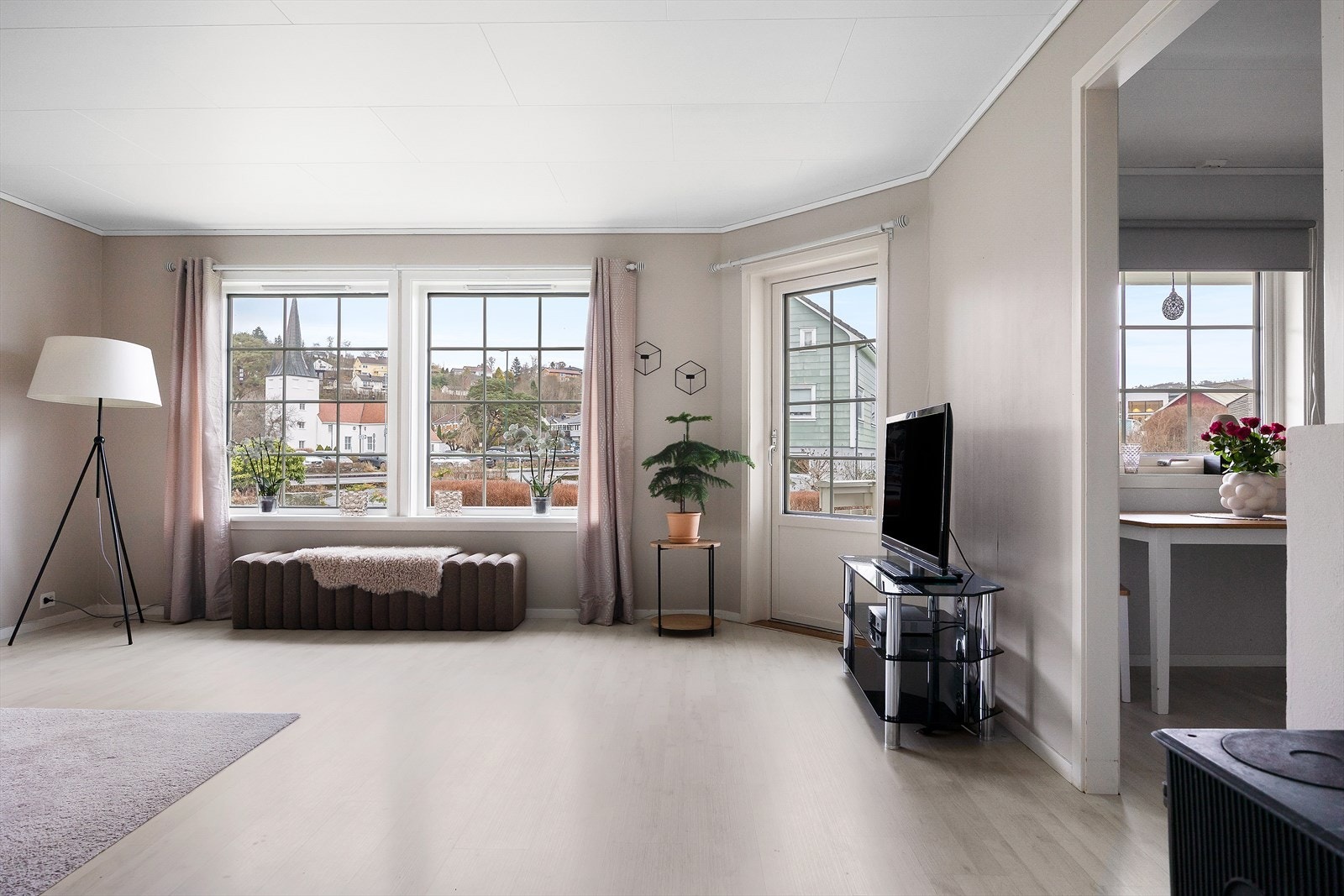 Den koselige stuen har store vindusflater som slipper inn rikelig med lys og skaper en lun og behagelig stemning. Galleribilde