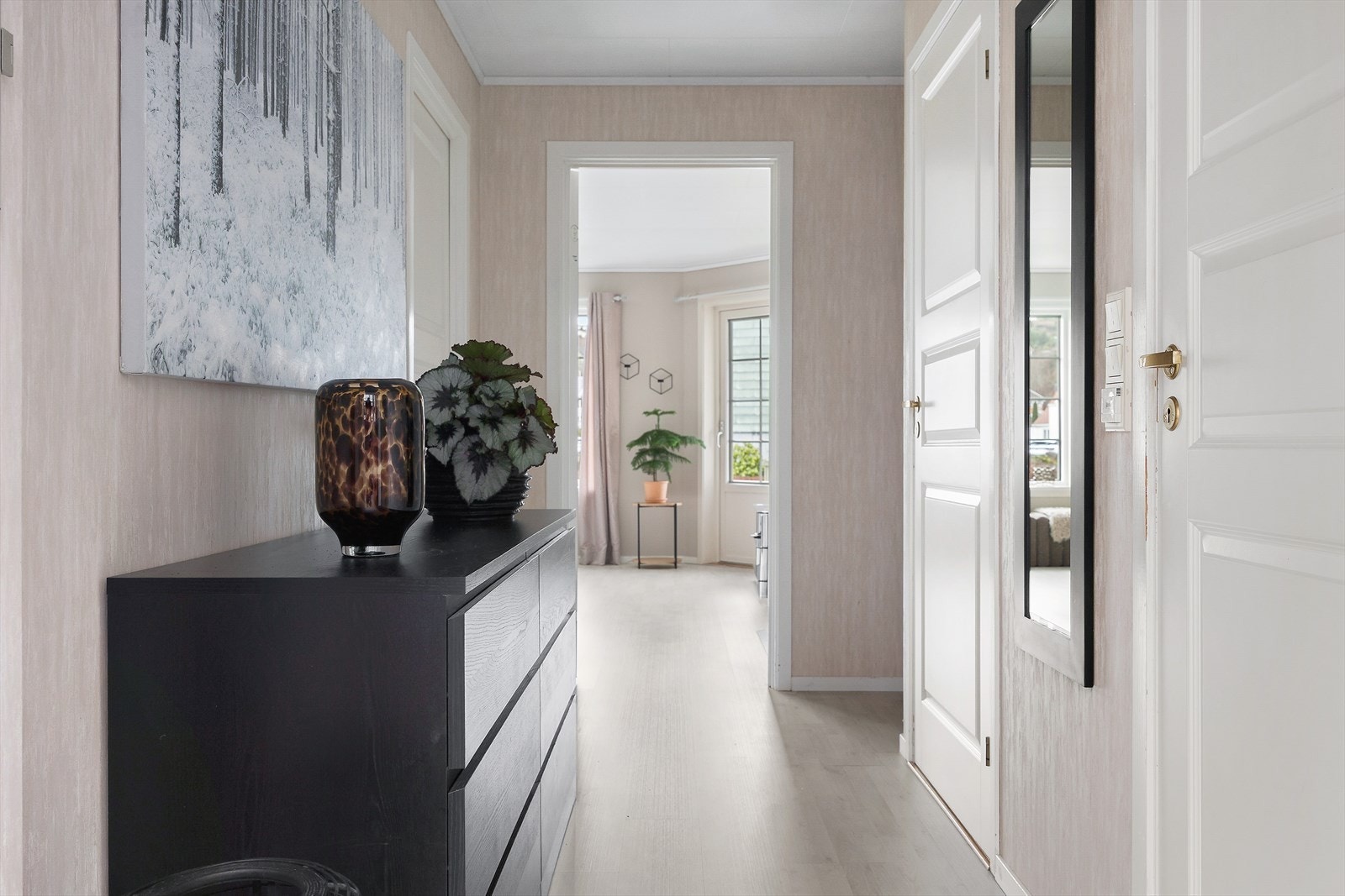 En innbydende entré/gang ønsker deg velkommen. Her er det plass til å henge fra seg yttertøy, samtidig som det føles romslig og oversiktlig. Galleribilde