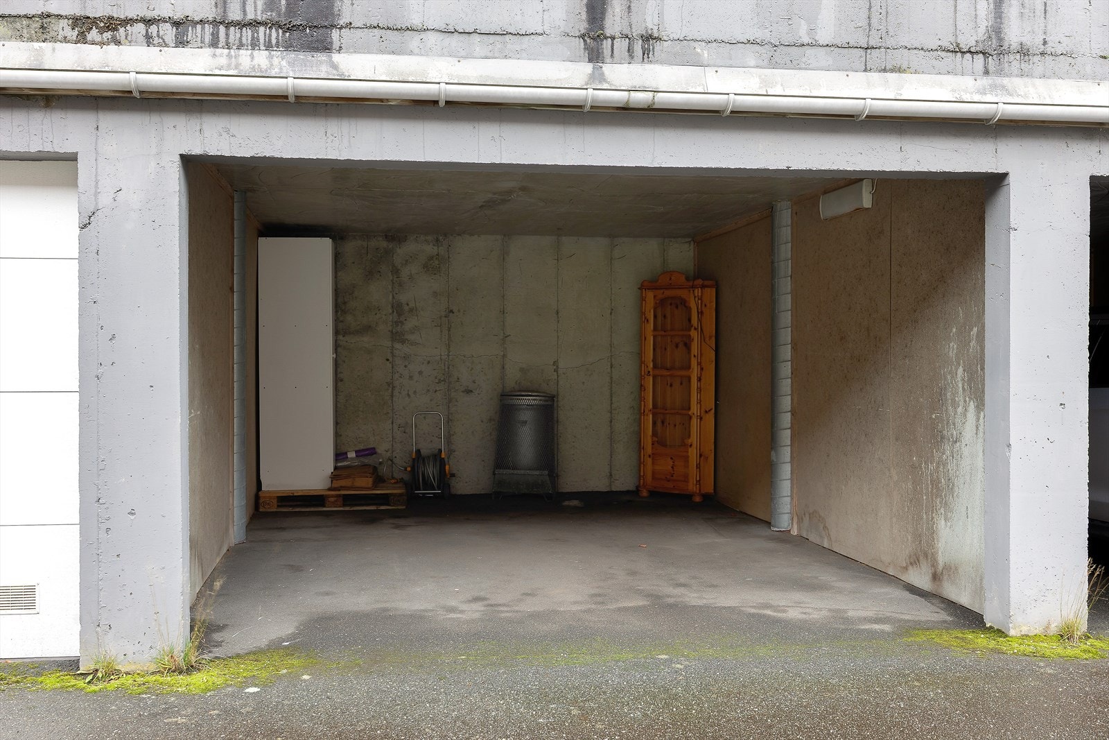 Parkering i garasje. Galleribilde