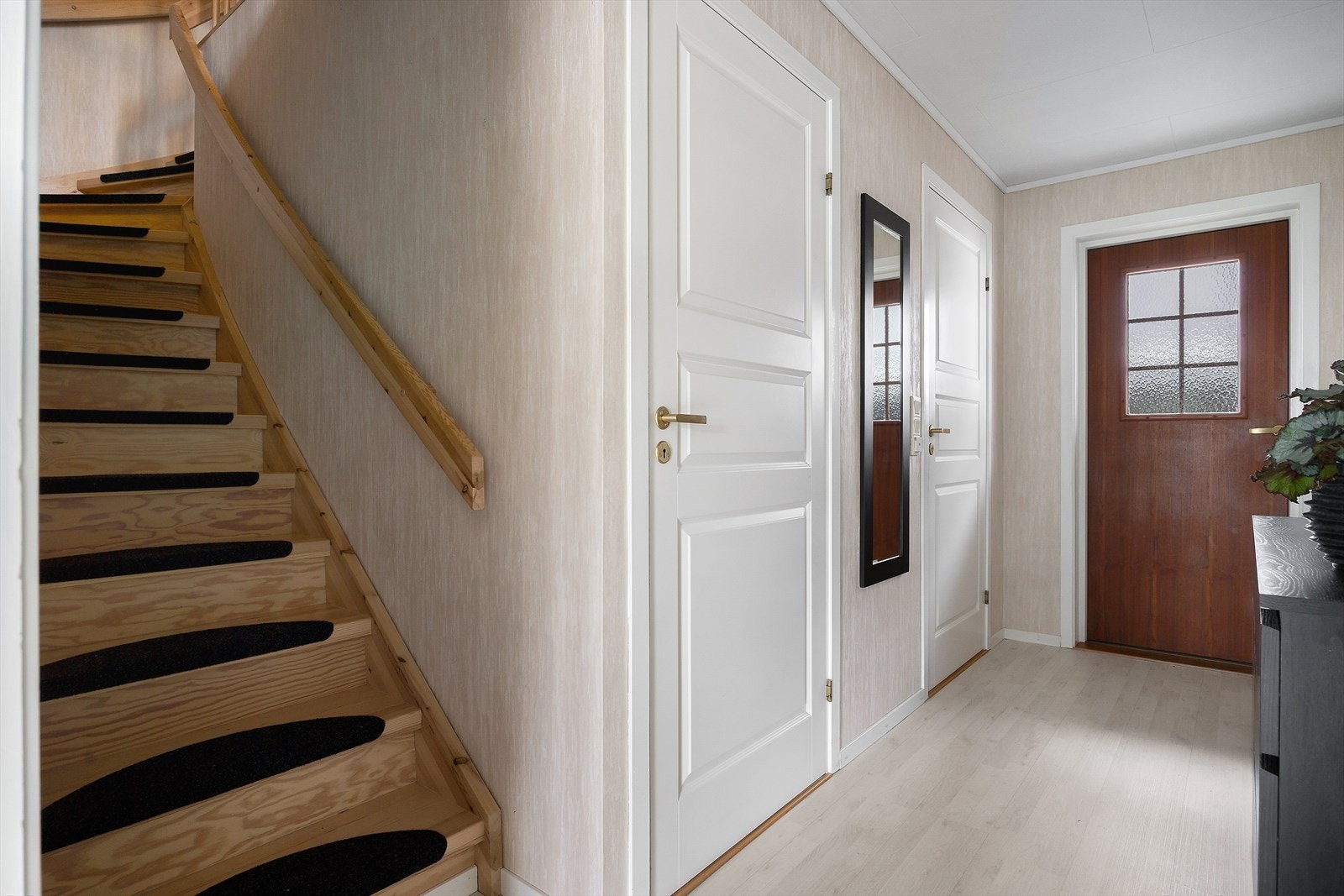 Gang og trapp opp til 2. etasje. Galleribilde