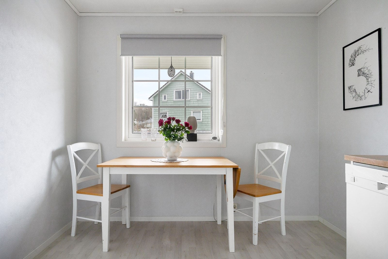 Her er plass til lite spisebord - perfekt for uformelle måltider eller en kopp kaffe. Galleribilde