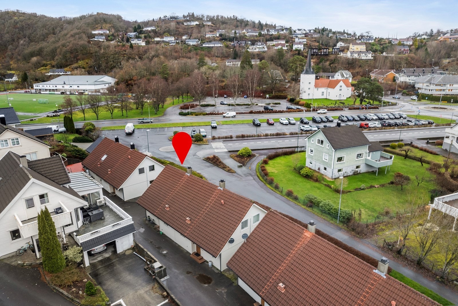 Med bostedsadresse Krossbekkstien 2E får du en svært sentral og ettertraktet beliggenhet i Hauge sentrum, samtidig som du bor i et rolig og familievennlig område. Galleribilde