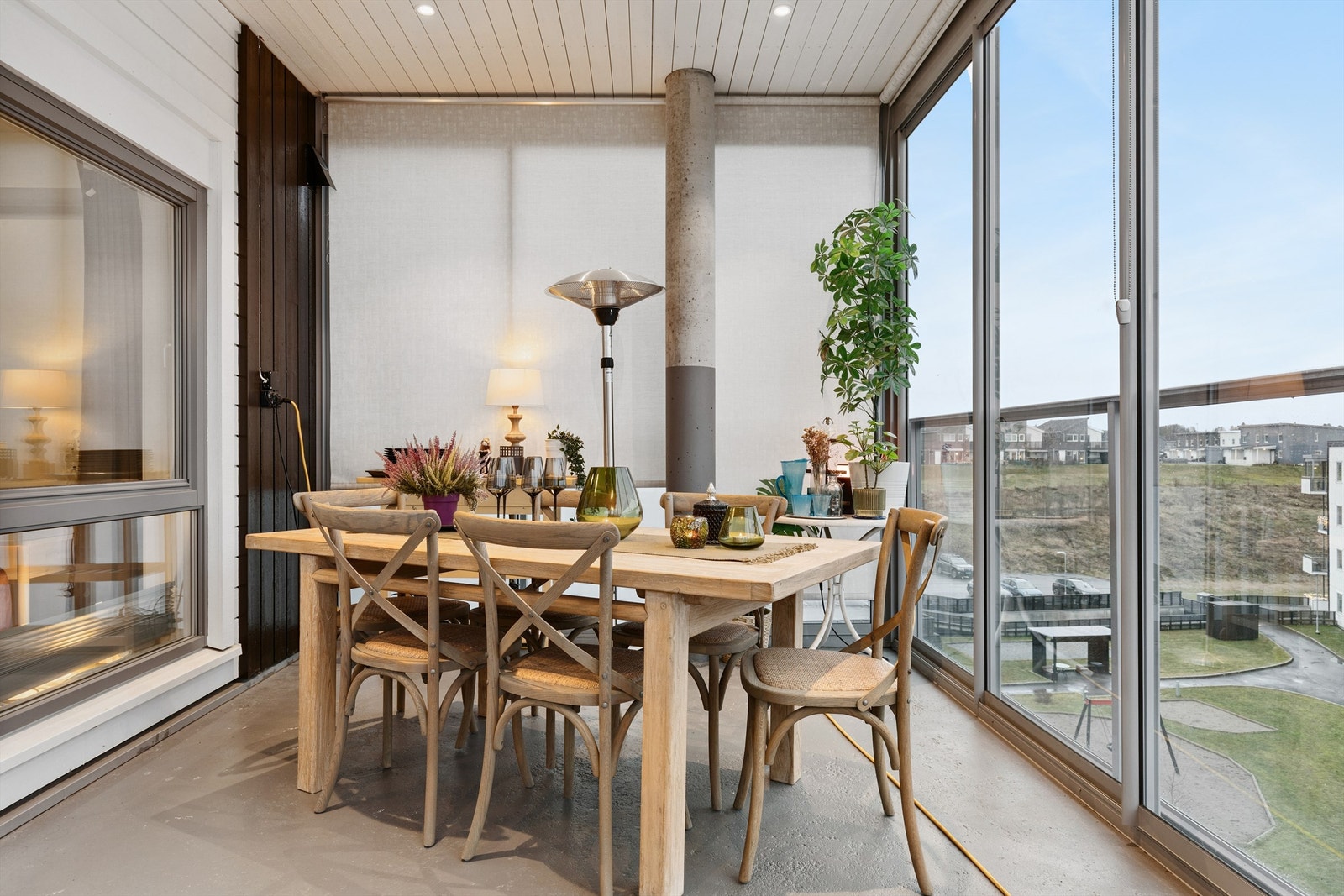 Balkongen er svært romslig, med god plass til både en stor spise- og sittegruppe. Galleribilde