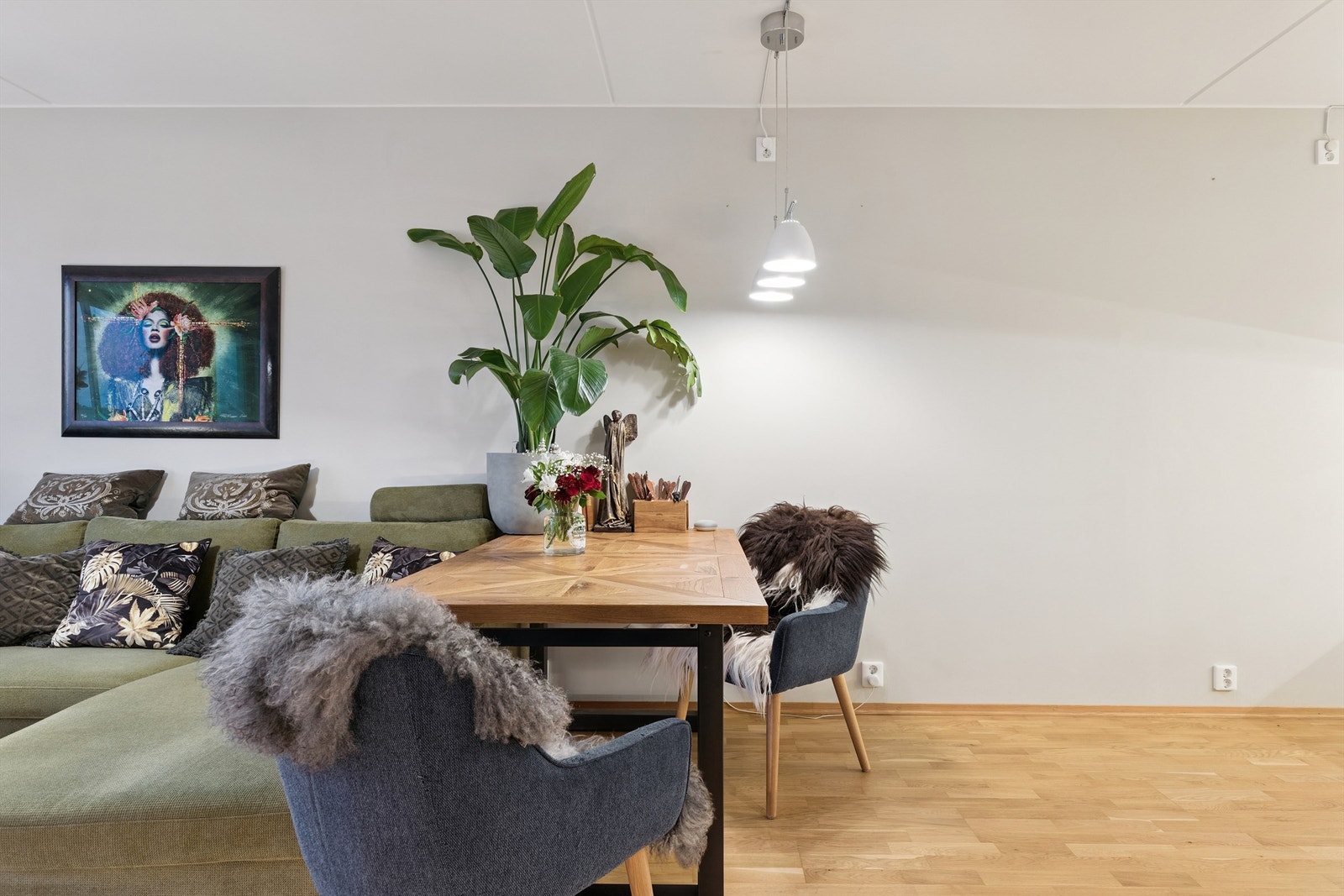 I overgangen mot kjøkkenet er det en naturlig plass for spisebord. Galleribilde