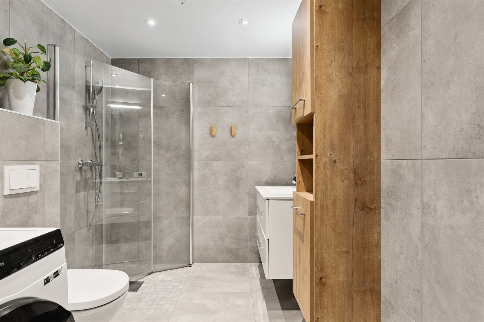 Pent, helfliset bad med varme i gulvet. Galleribilde