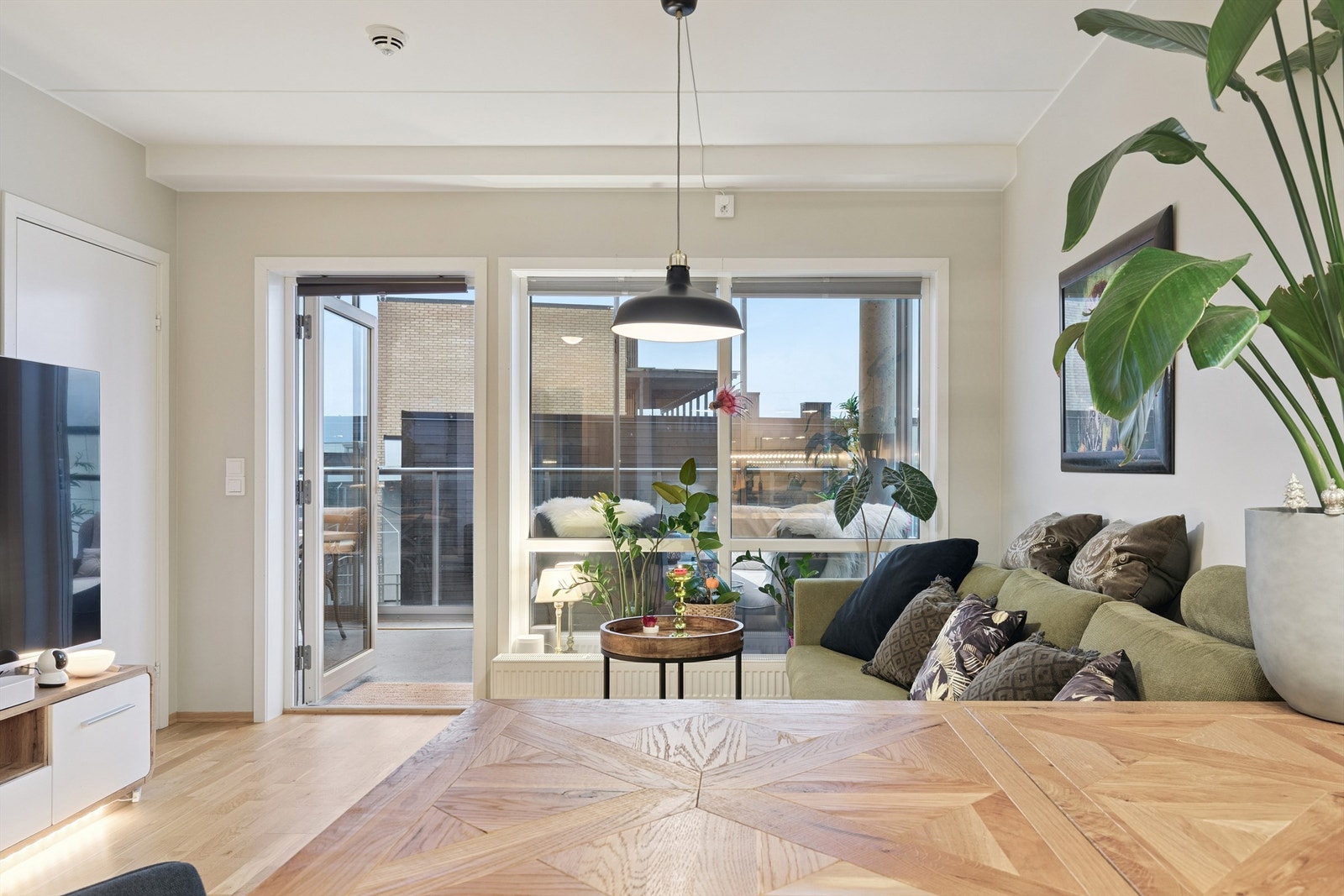 Fra stuen er det direkte utgang til den innglassede balkongen. Galleribilde